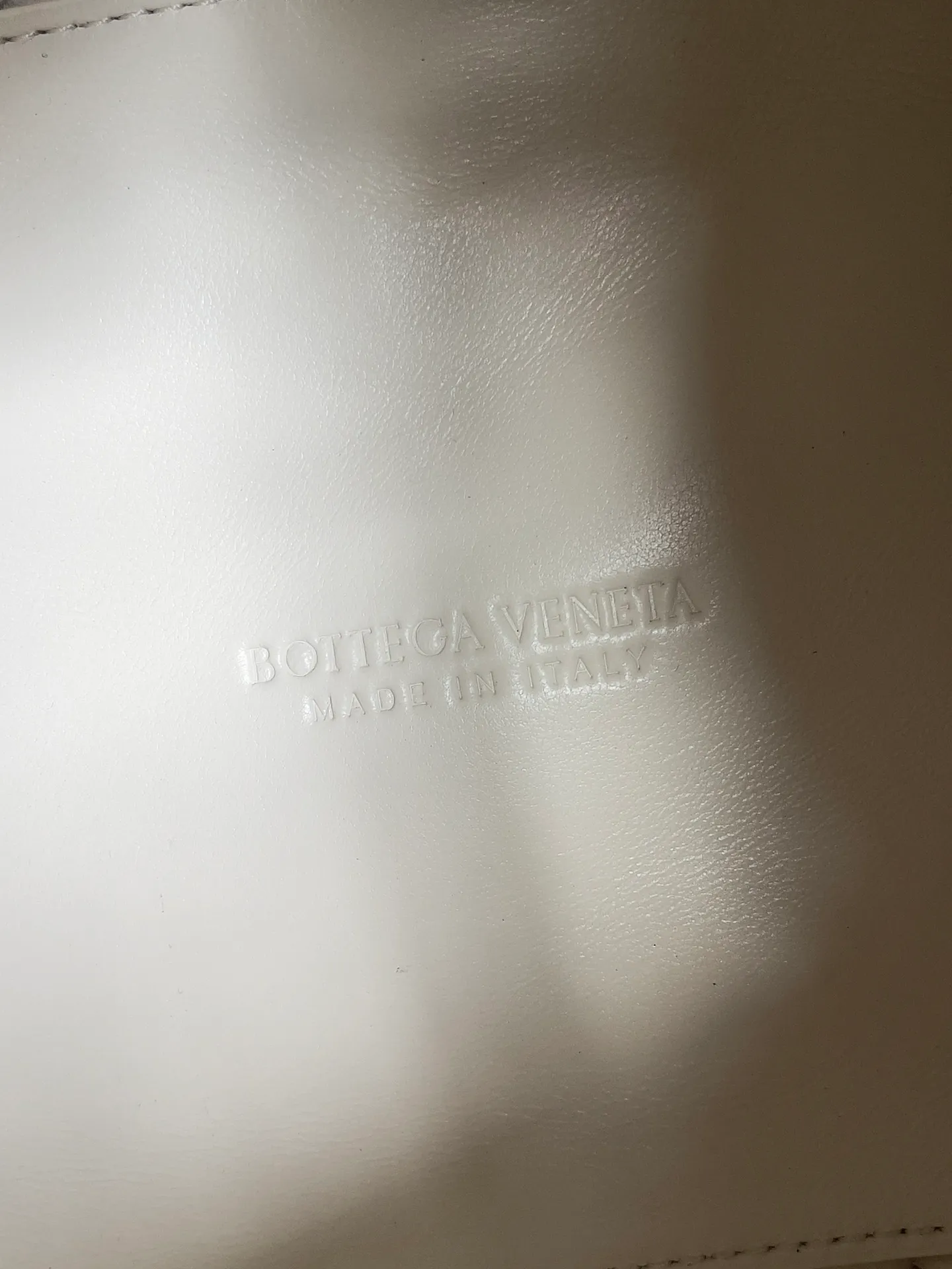 Batch 1760 BV home is new! Andiamo combines the Bottega Veneta archive parachute handbag to inherit retro elements and integrate modern trends. The same style as Shu Qi's in Beijing Night. It is a continuation of the classic bag. It has three functions: hand carry, shoulder and cross-body. It is embellished with metal brass knot buckles. It is small and has an amazing capacity. It can easily hold sunglasses in a box / small bottle of water / powder powder / charger and other daily necessities when going out. The upper body is versatile. Style number: 796569 Size: 21*17*16.5cm